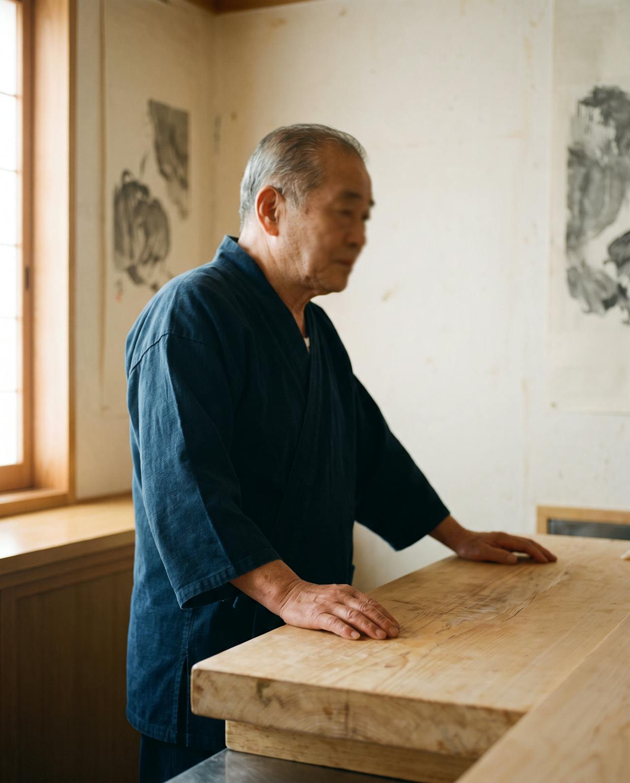 藍の作務衣の職人、カウンターにて
